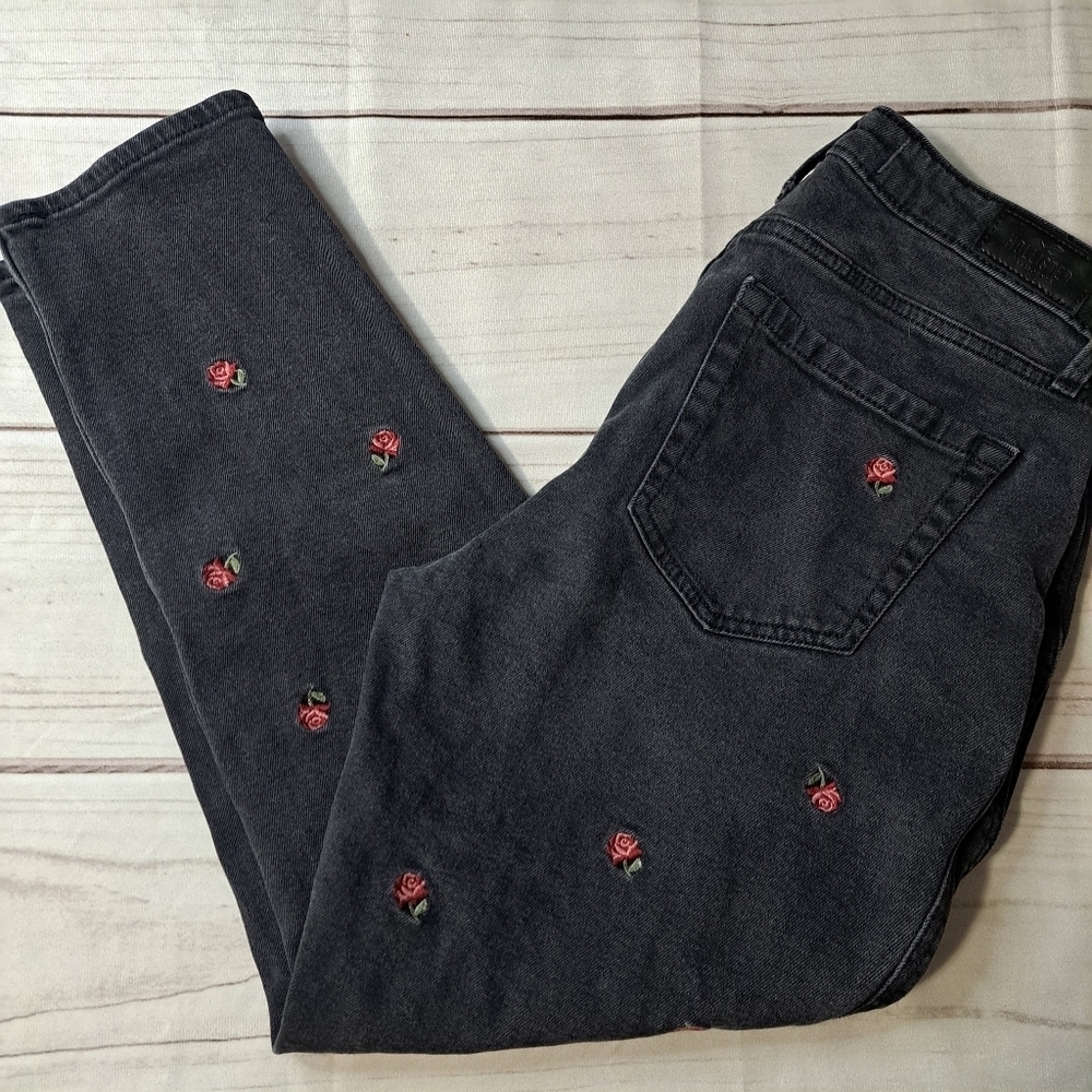 Hollister High Rise Mom Jean Size 7 R. W 28 L 27